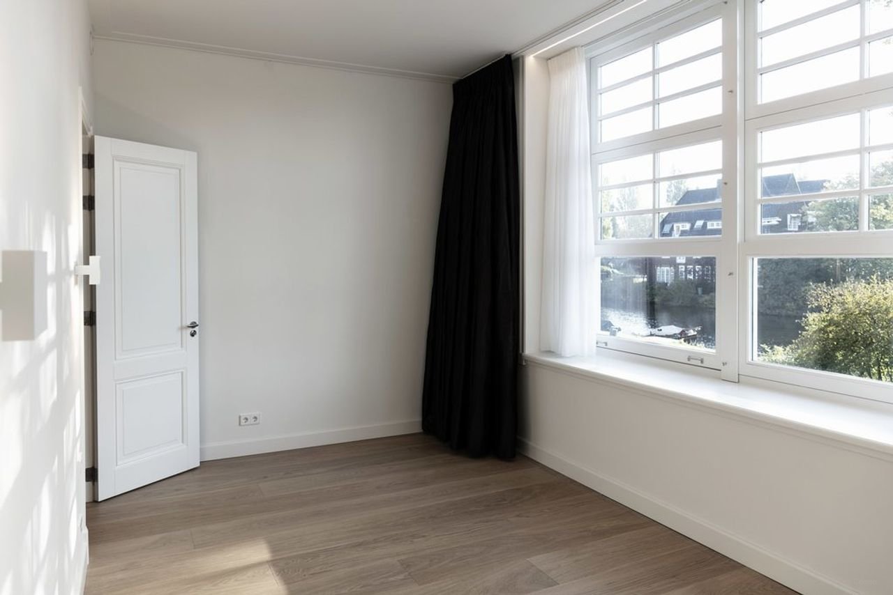 Spacious living in a former school building - Image 24