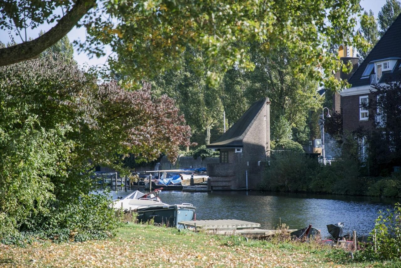 Spacious living in a former school building - Image 40