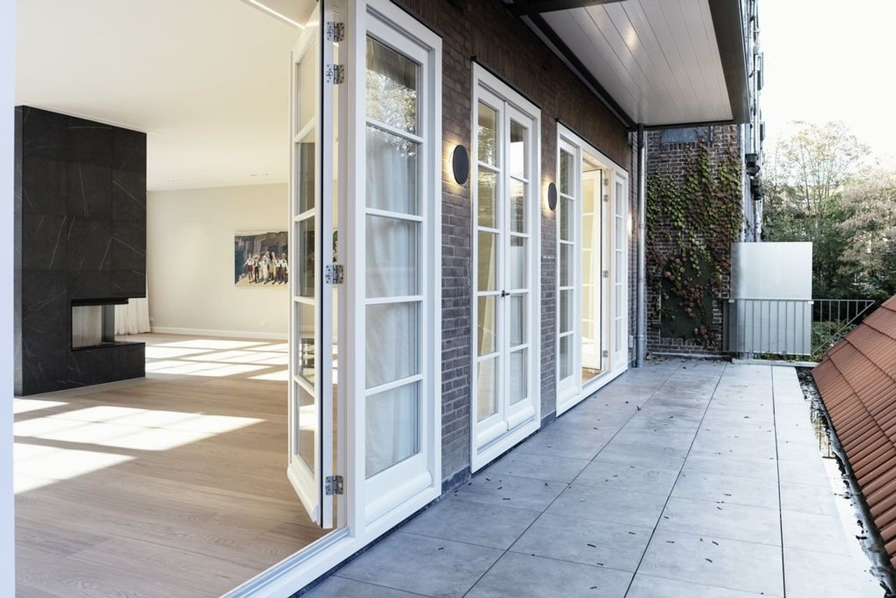 Spacious living in a former school building - Image 6