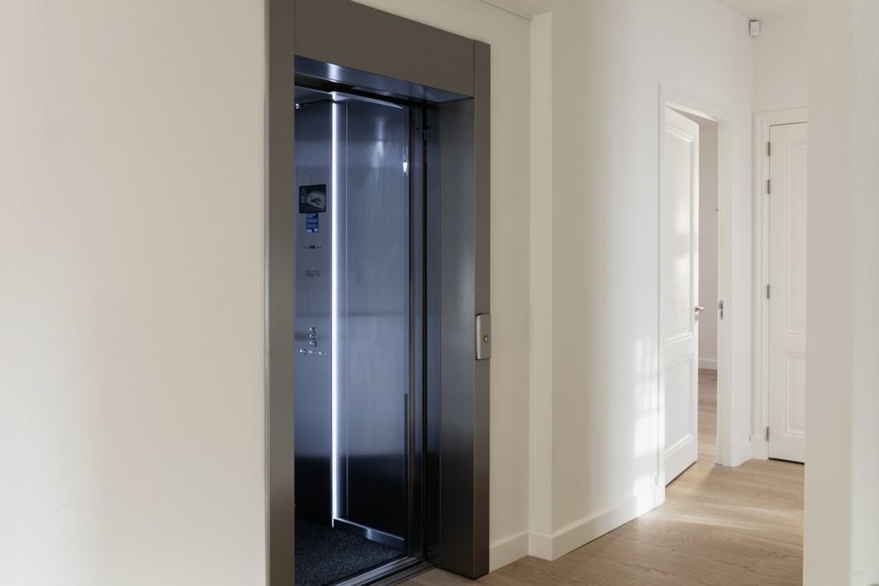 Spacious living in a former school building - Image 32