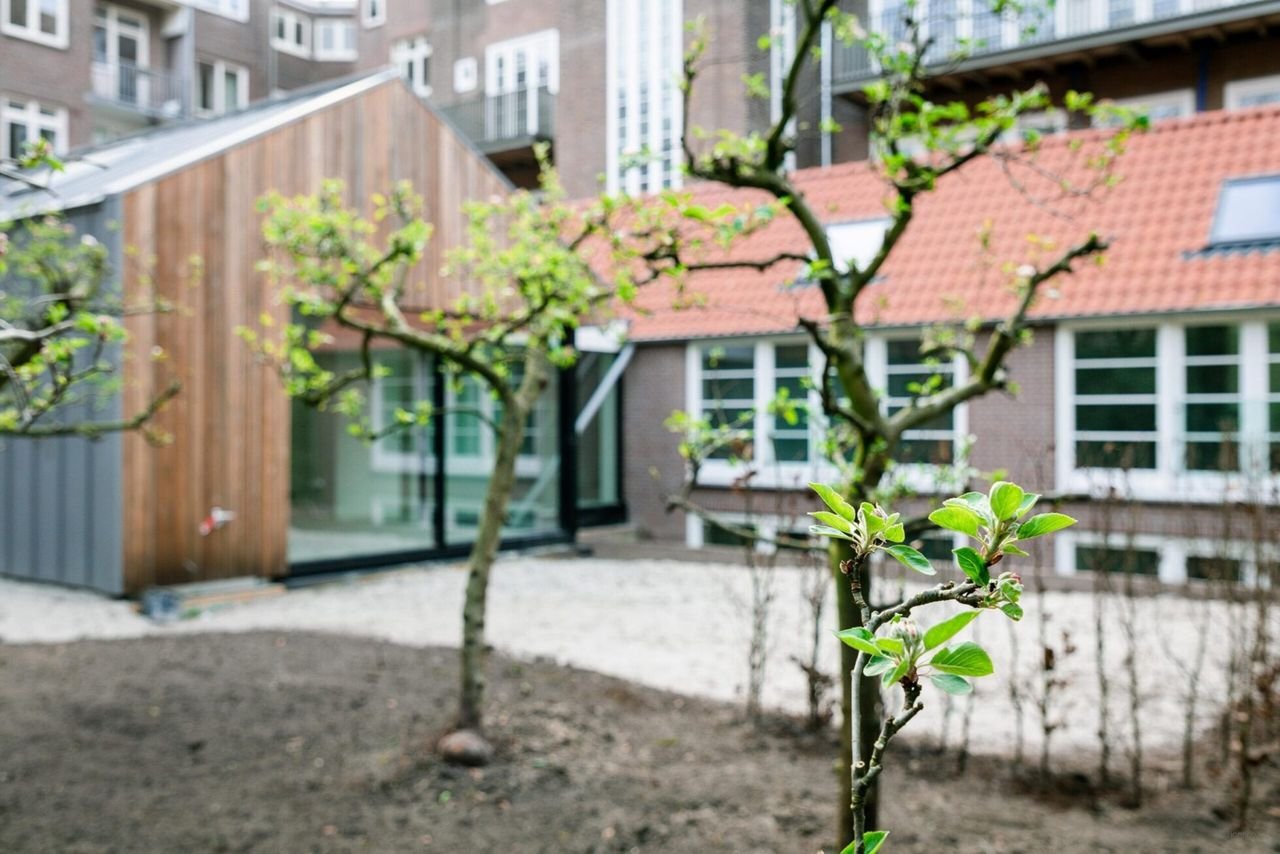Spacious living in a former school building - Image 39