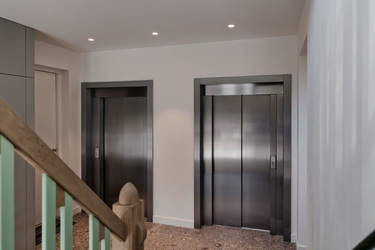 Spacious living in a former school building - Image 30