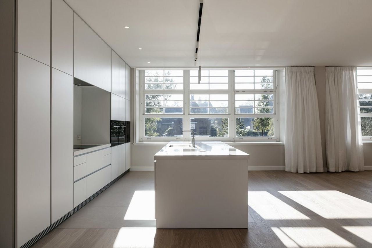 Spacious living in a former school building - Image 9