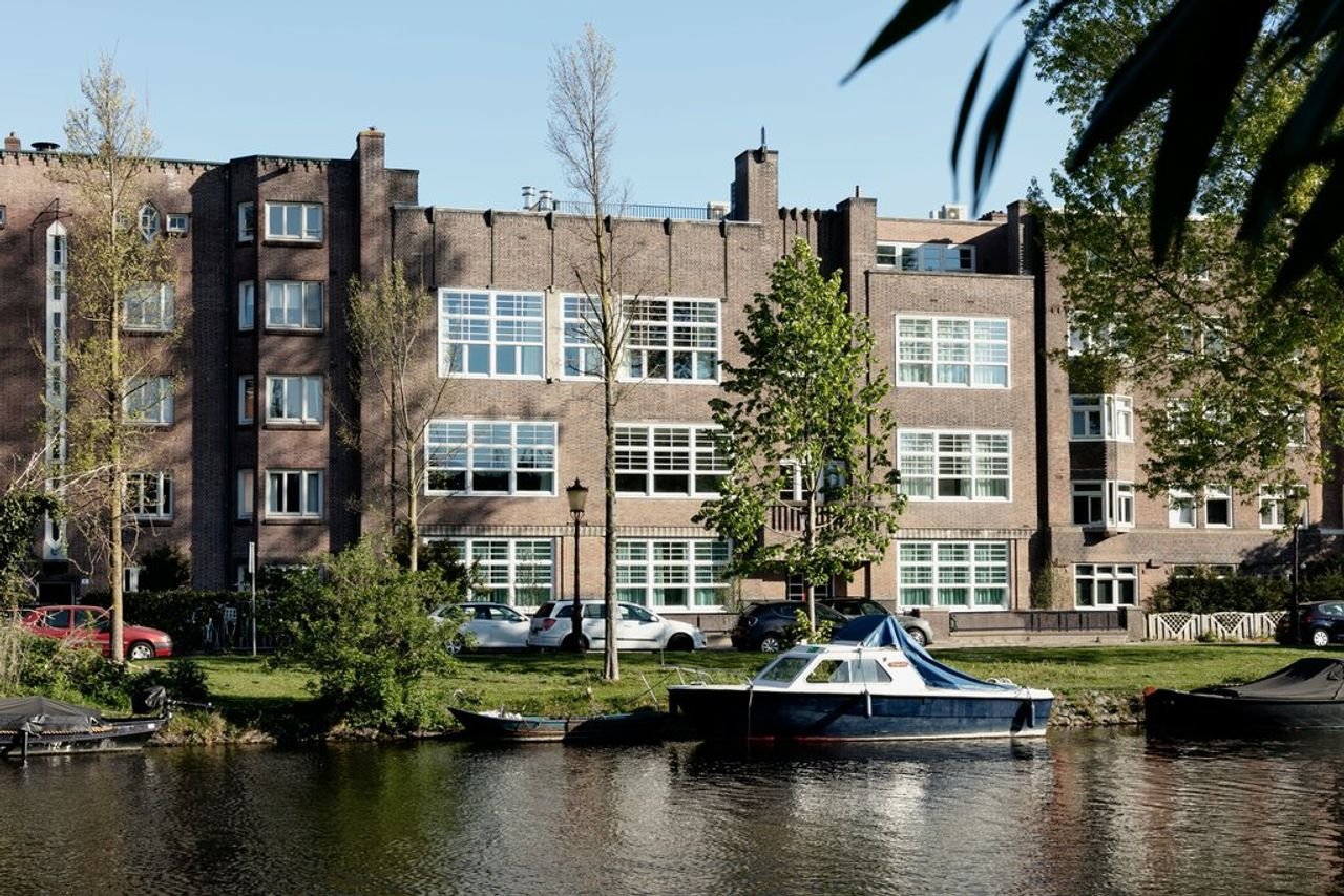 Spacious living in a former school building - Image 33