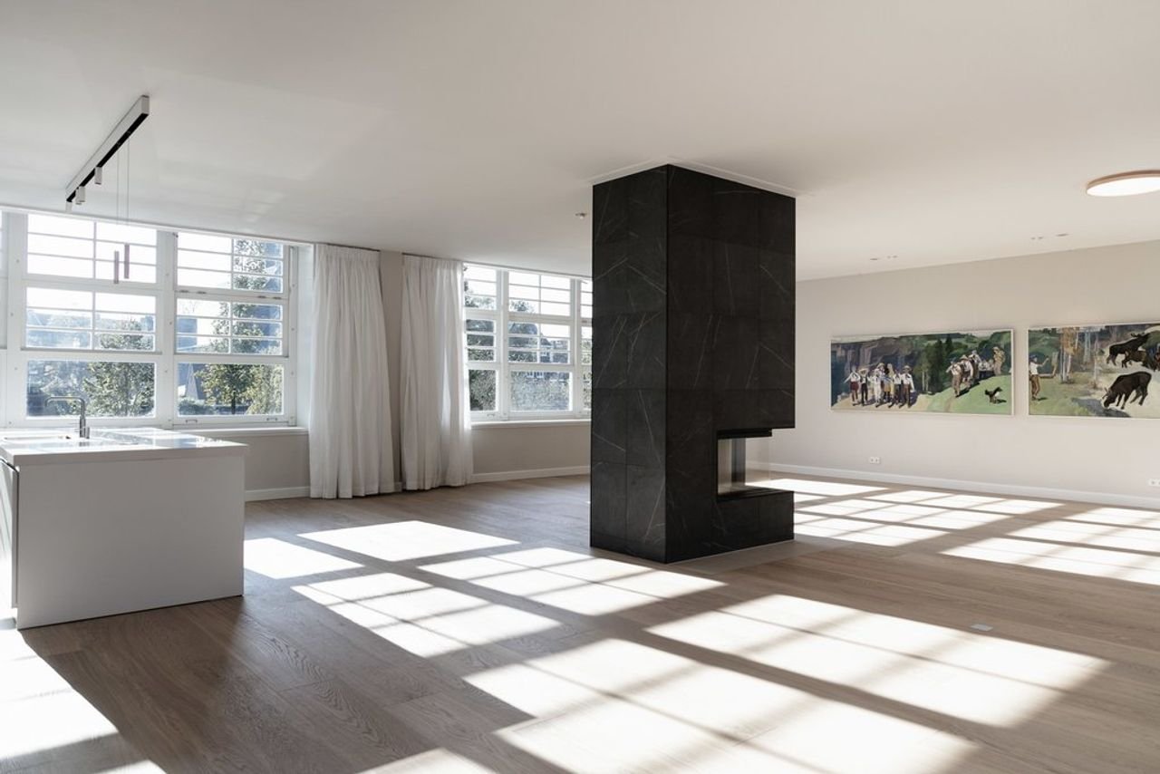 Spacious living in a former school building - Image 4