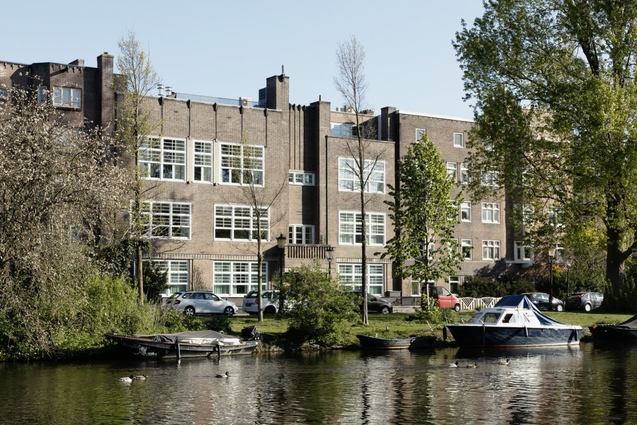 Spacious living in a former school building - Image 38