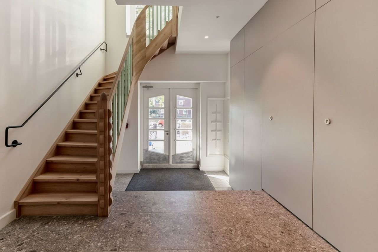 Spacious living in a former school building - Image 29