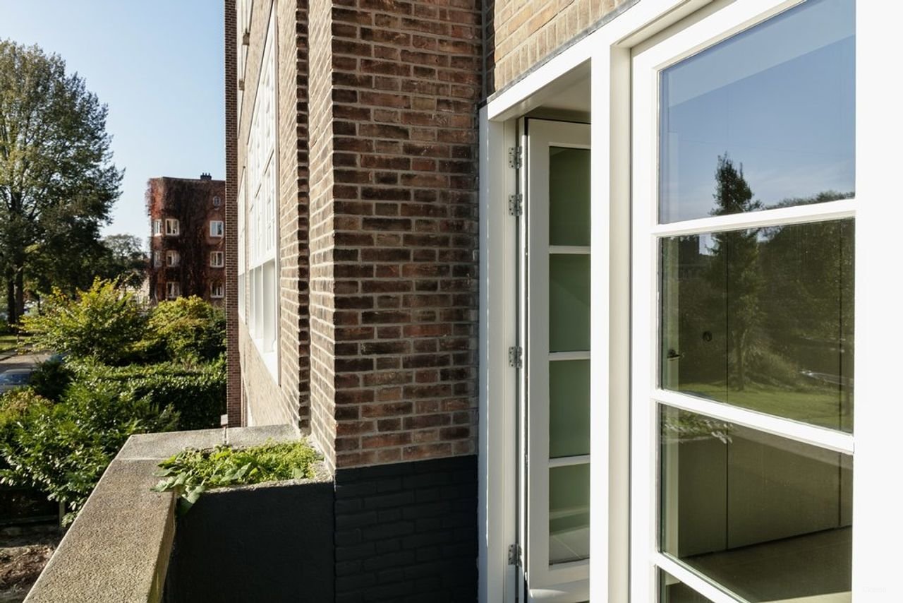 Spacious living in a former school building - Image 27