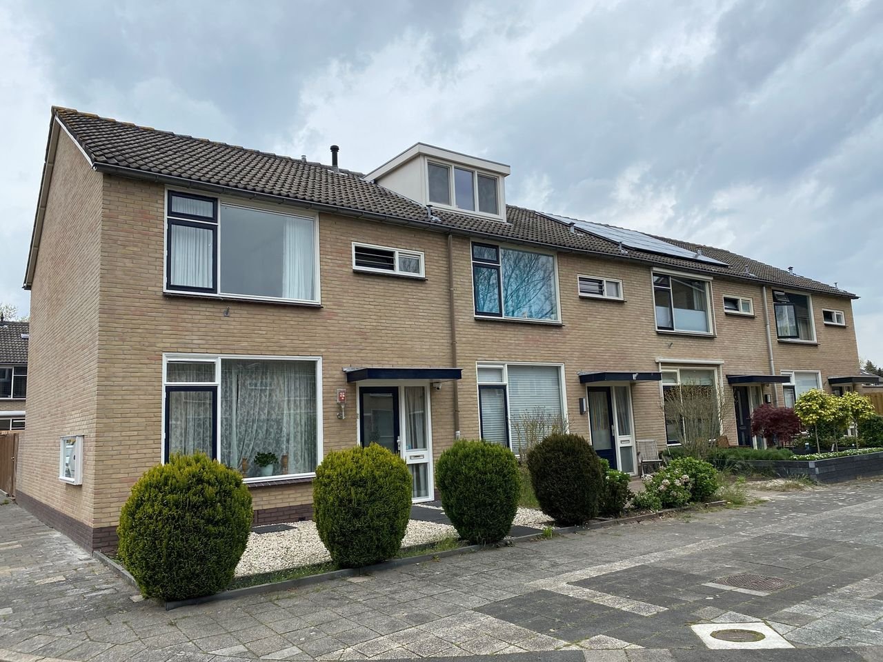 Licht hoekhuis (140m²) met zonnige tuin - Afbeelding 1
