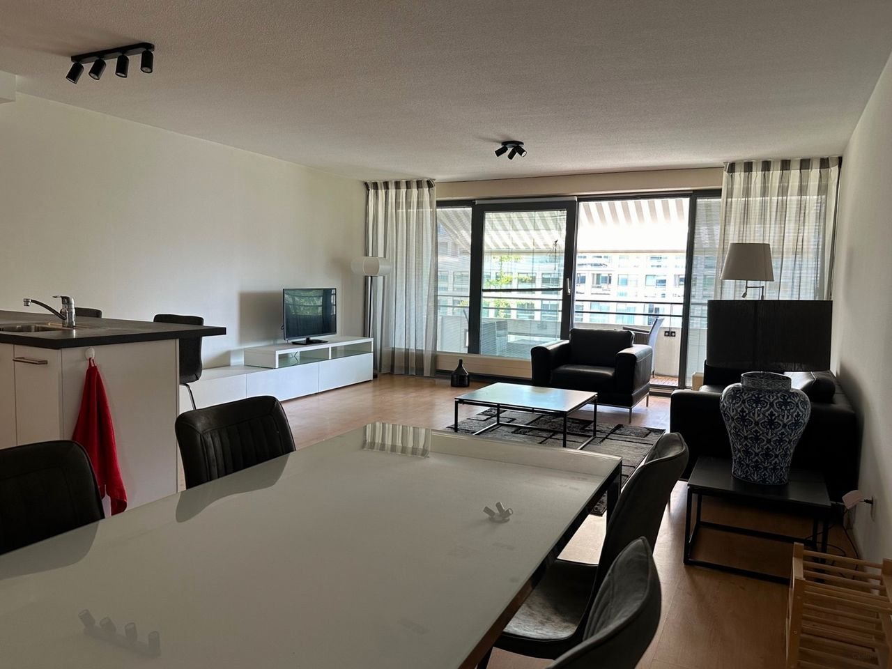 Ruim appartement met terras en parking - Afbeelding 4