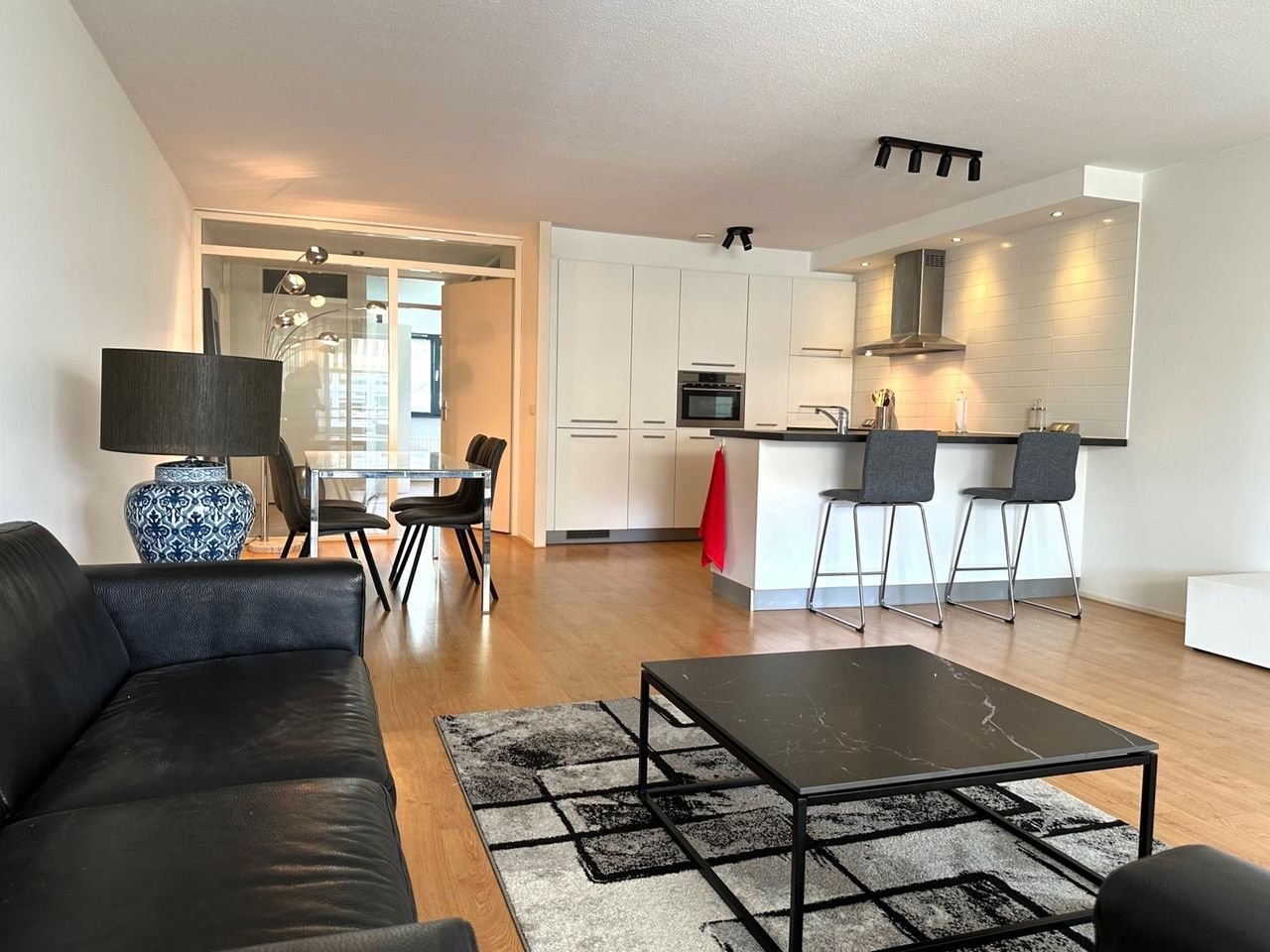 Ruim appartement met terras en parking - Afbeelding 2