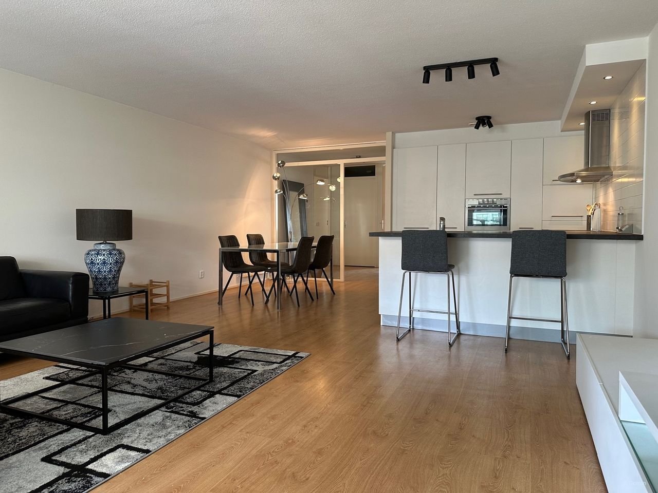 Ruim appartement met terras en parking - Afbeelding 8