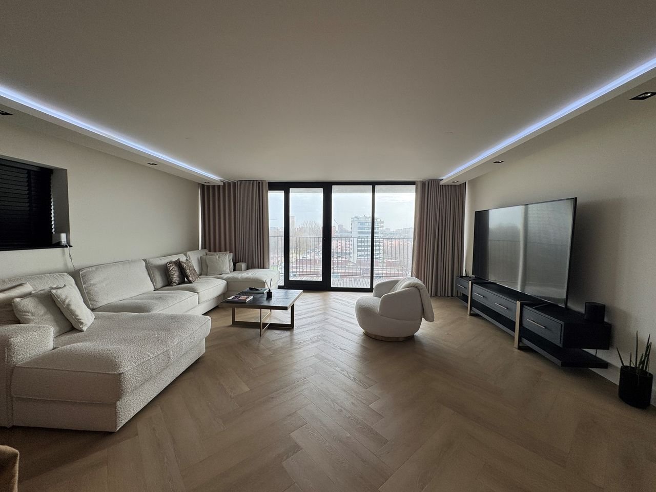 Gemeubileerd wonen op de 8e etage met parking - Afbeelding 4