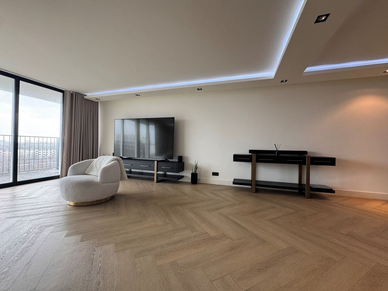 Gemeubileerd wonen op de 8e etage met parking - Afbeelding 3