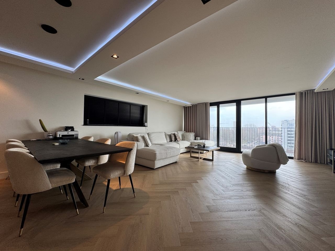 Gemeubileerd wonen op de 8e etage met parking - Afbeelding 2