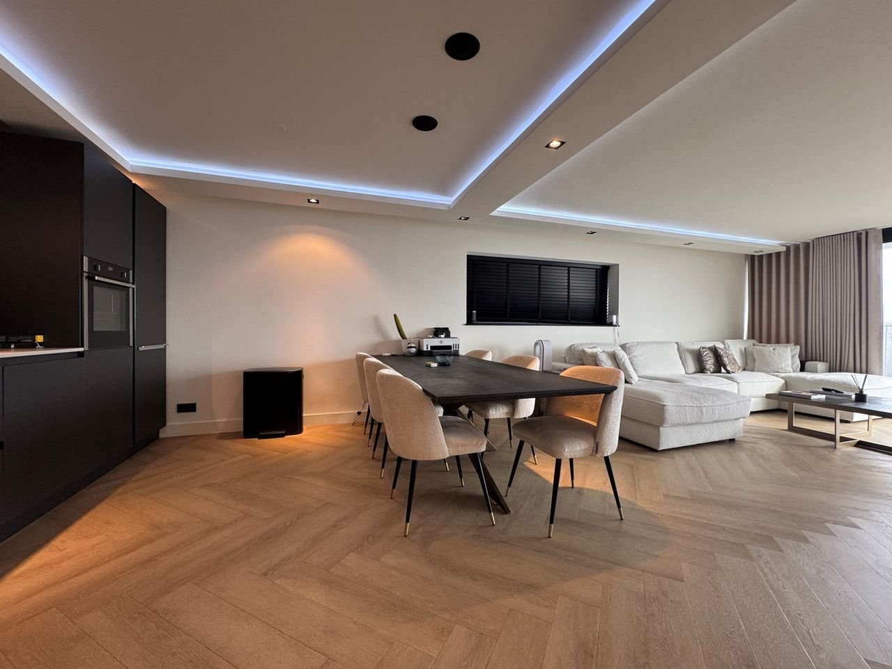 Gemeubileerd wonen op de 8e etage met parking - Afbeelding 1