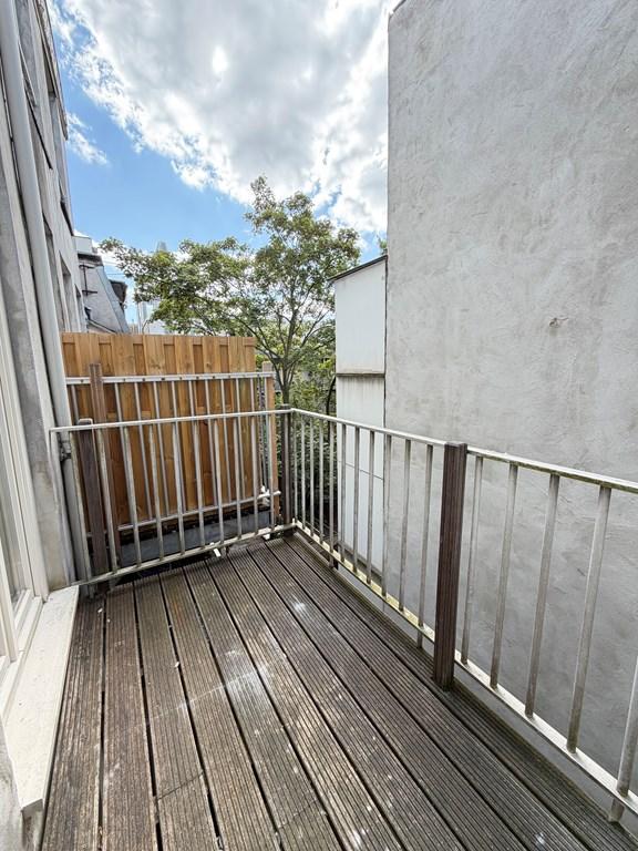 Bright 1-Bedroom Apartment near Vondelpark - Image 9