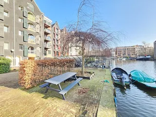 Monumentaal pakhuis met tuin aan water