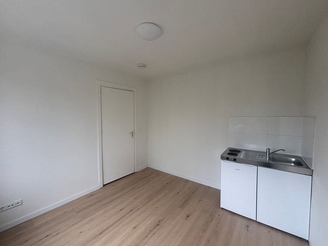 Gerenoveerde kamer met eigen keukenblok en dakterras - Afbeelding 2