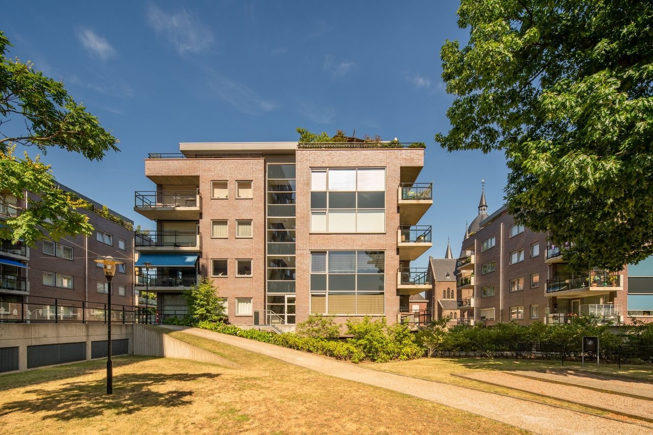 Spacious 65+ apartment with balcony - Image 1
