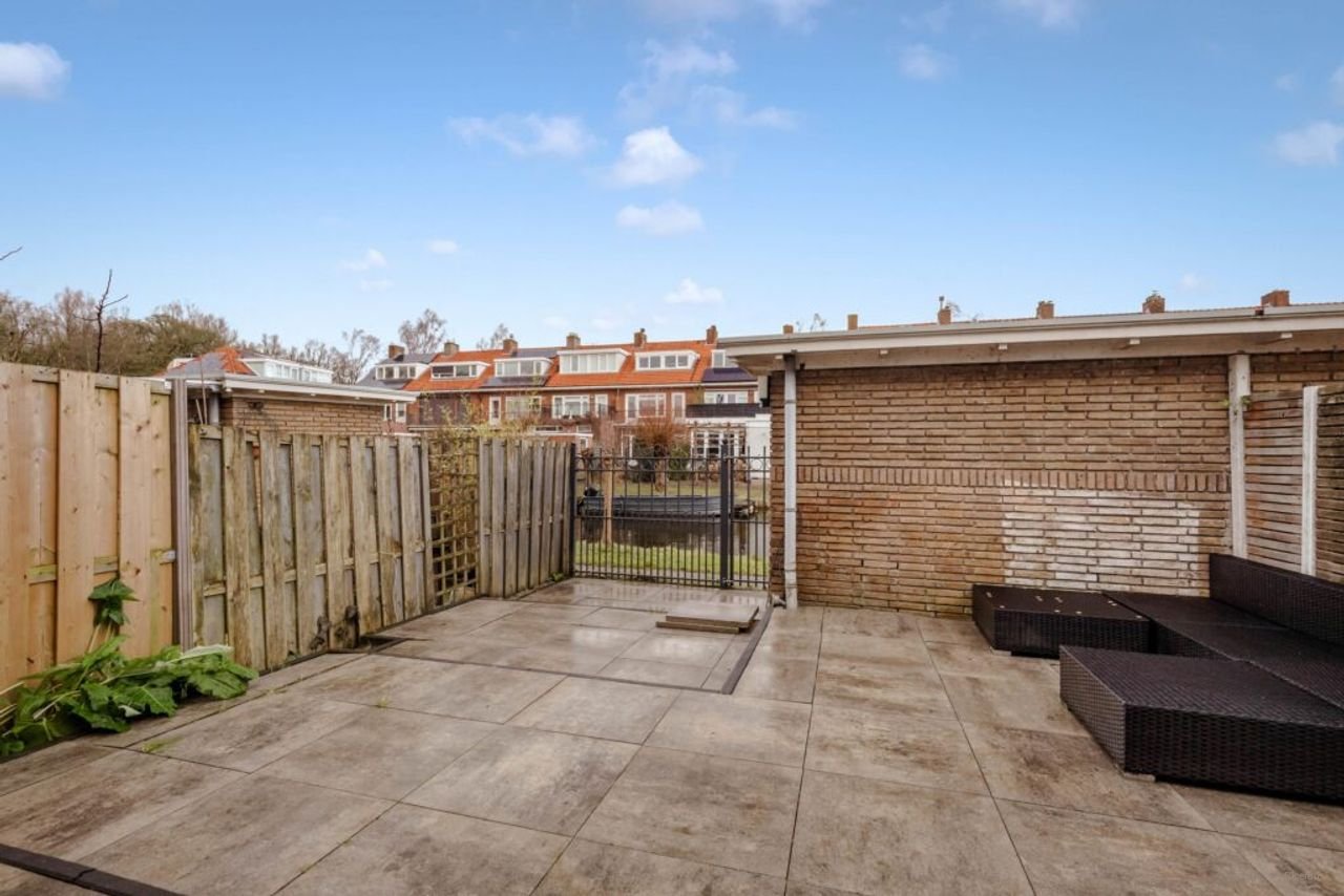 Renovated house with kitchen island - Image 33