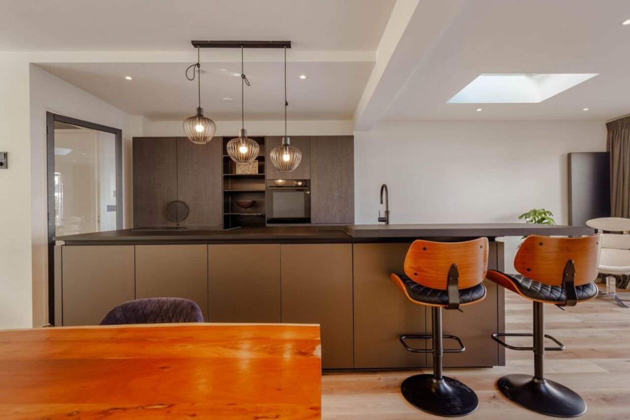 Renovated house with kitchen island - Image 9