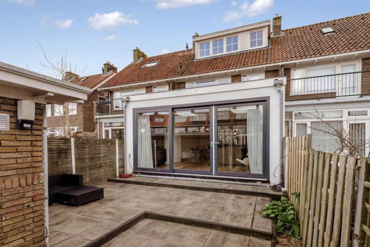 Renovated house with kitchen island - Image 34