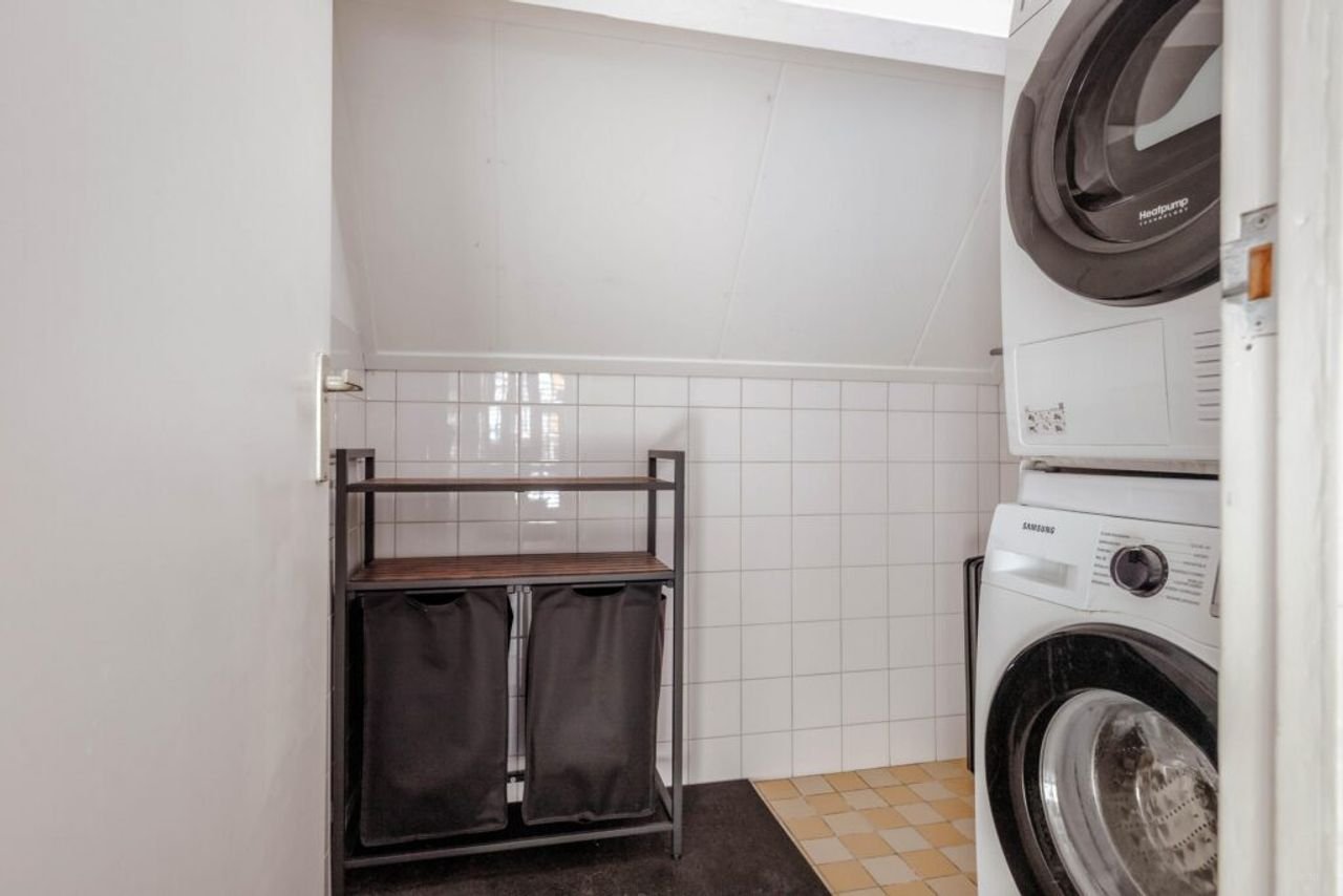 Renovated house with kitchen island - Image 29