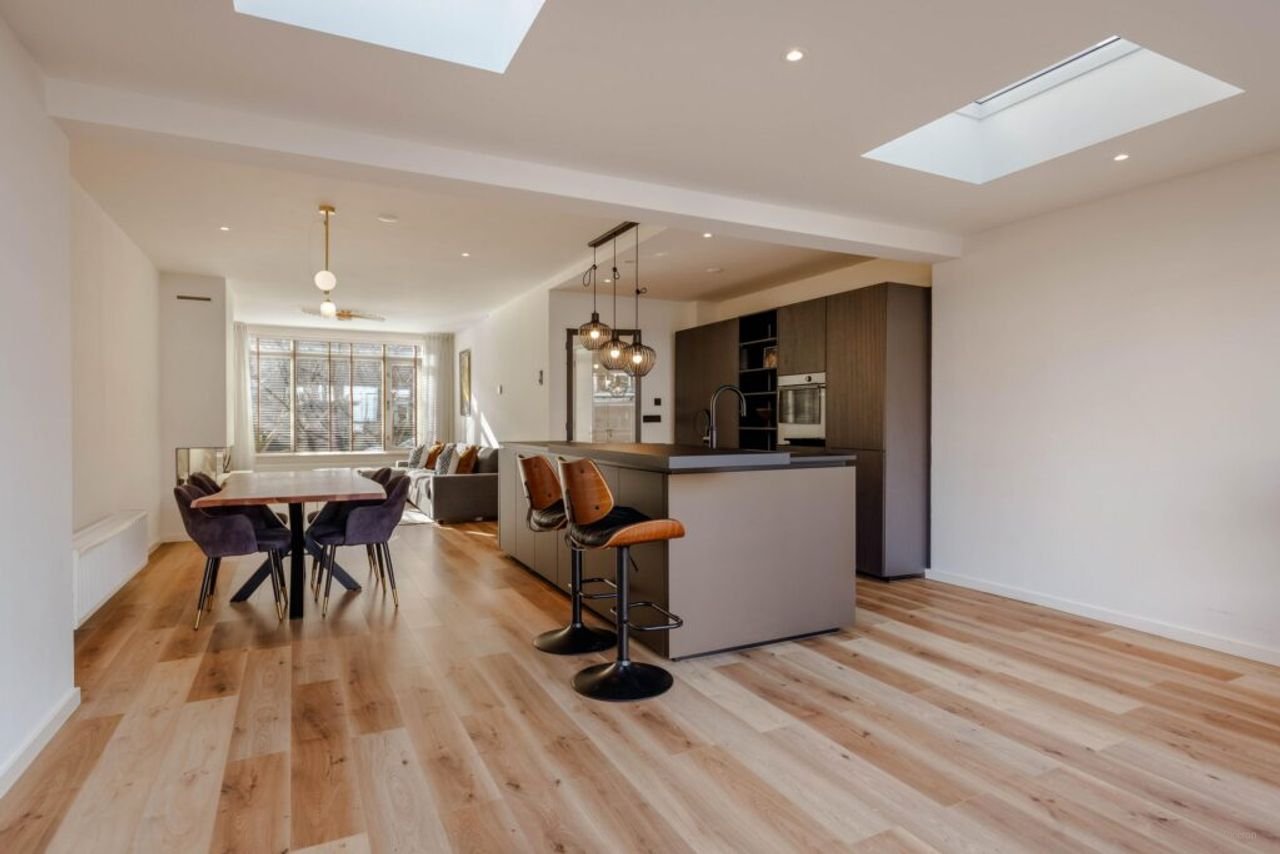 Renovated house with kitchen island - Image 11