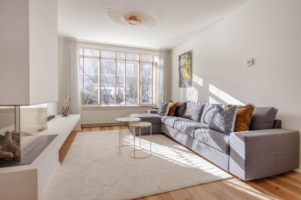 Renovated house with kitchen island - Image 3