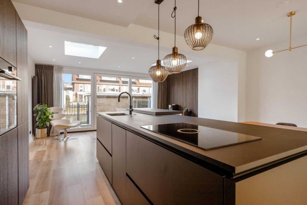 Renovated house with kitchen island - Image 14
