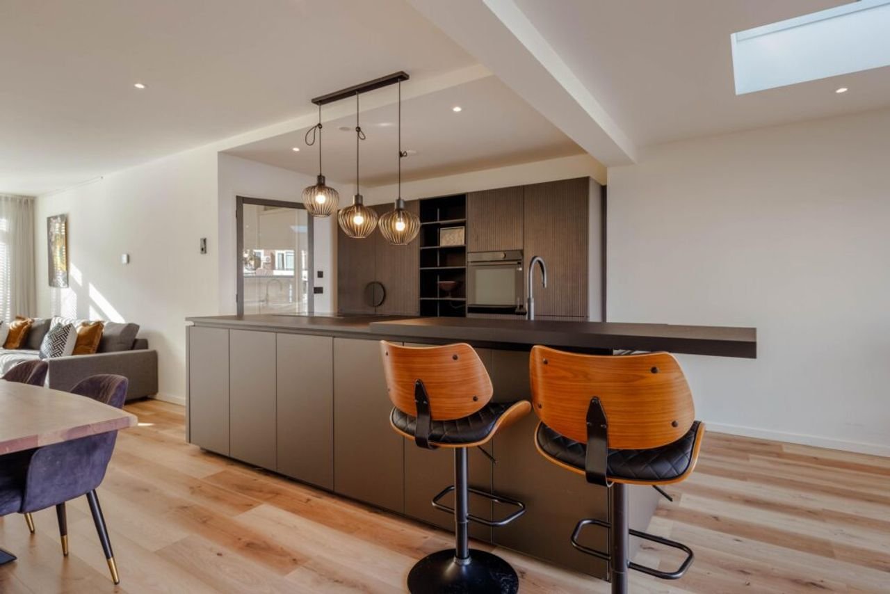 Renovated house with kitchen island - Image 10
