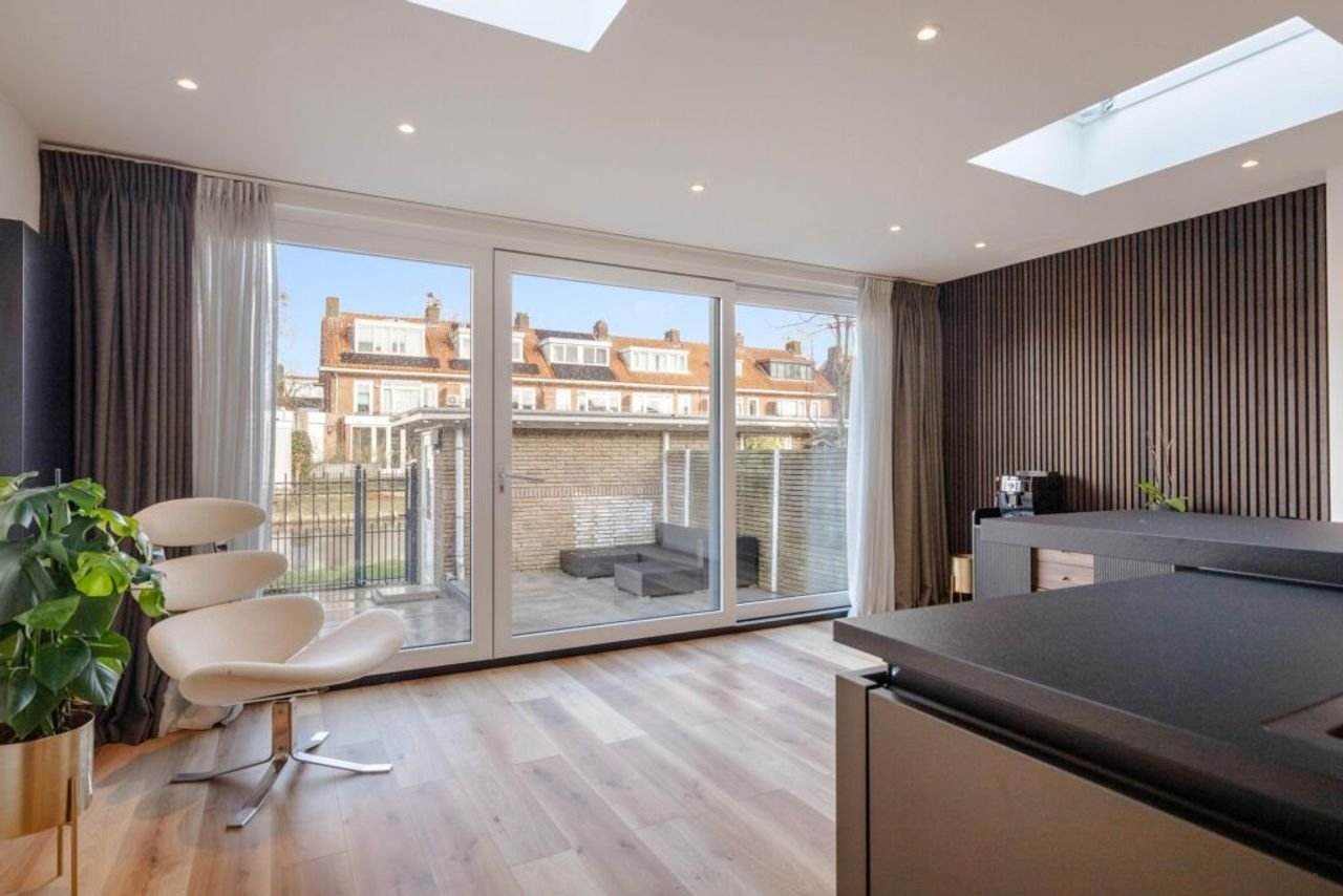 Renovated house with kitchen island - Image 16