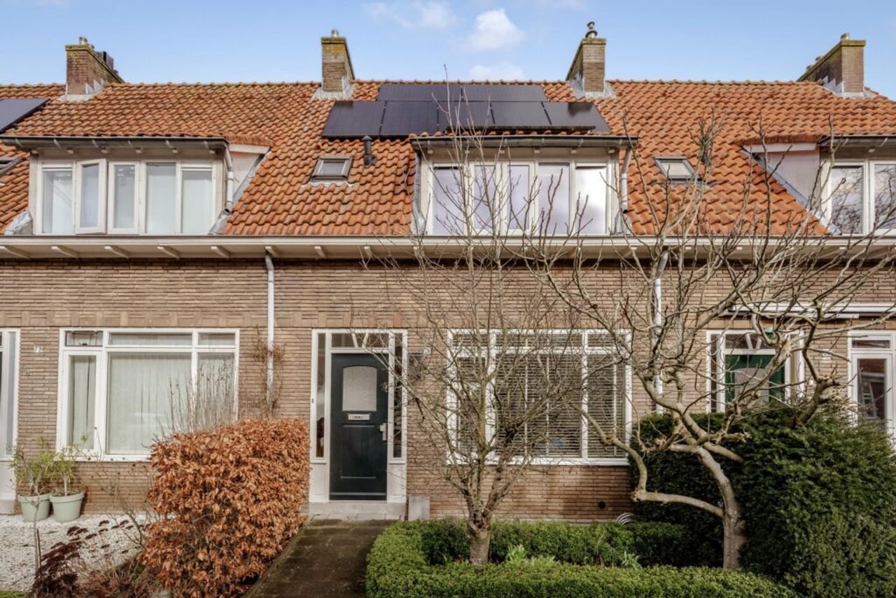 Renovated house with kitchen island - Image 39
