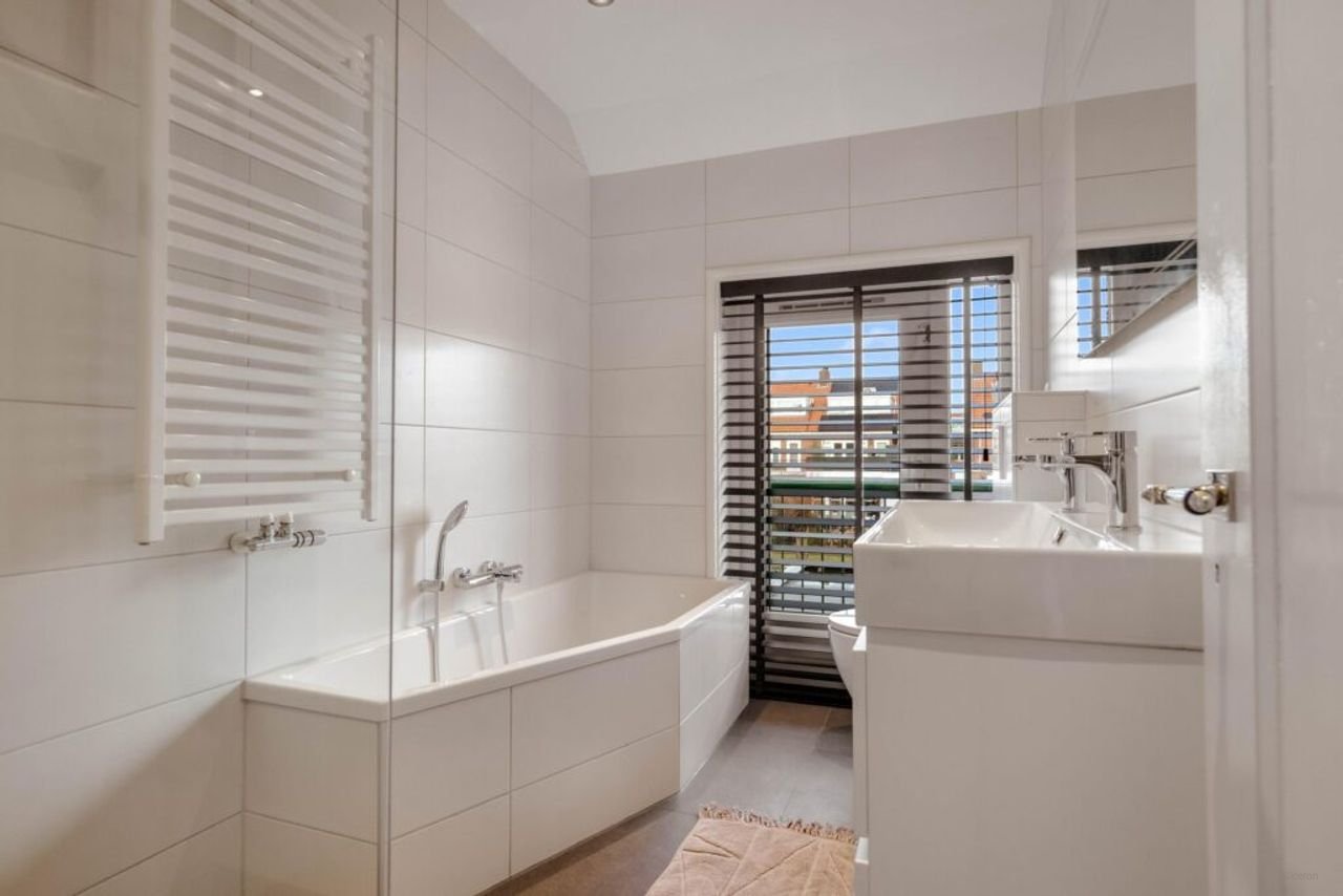 Renovated house with kitchen island - Image 26