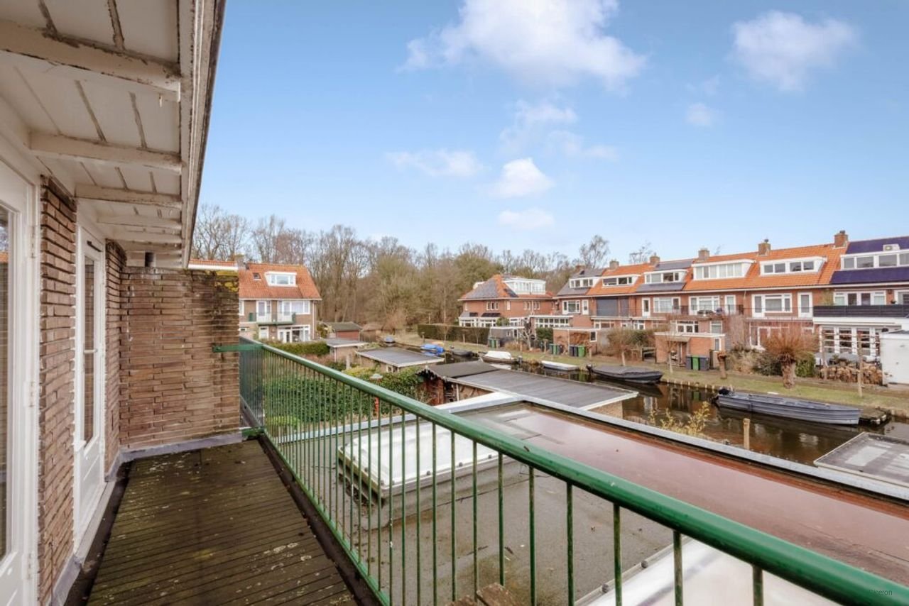 Renovated house with kitchen island - Image 36