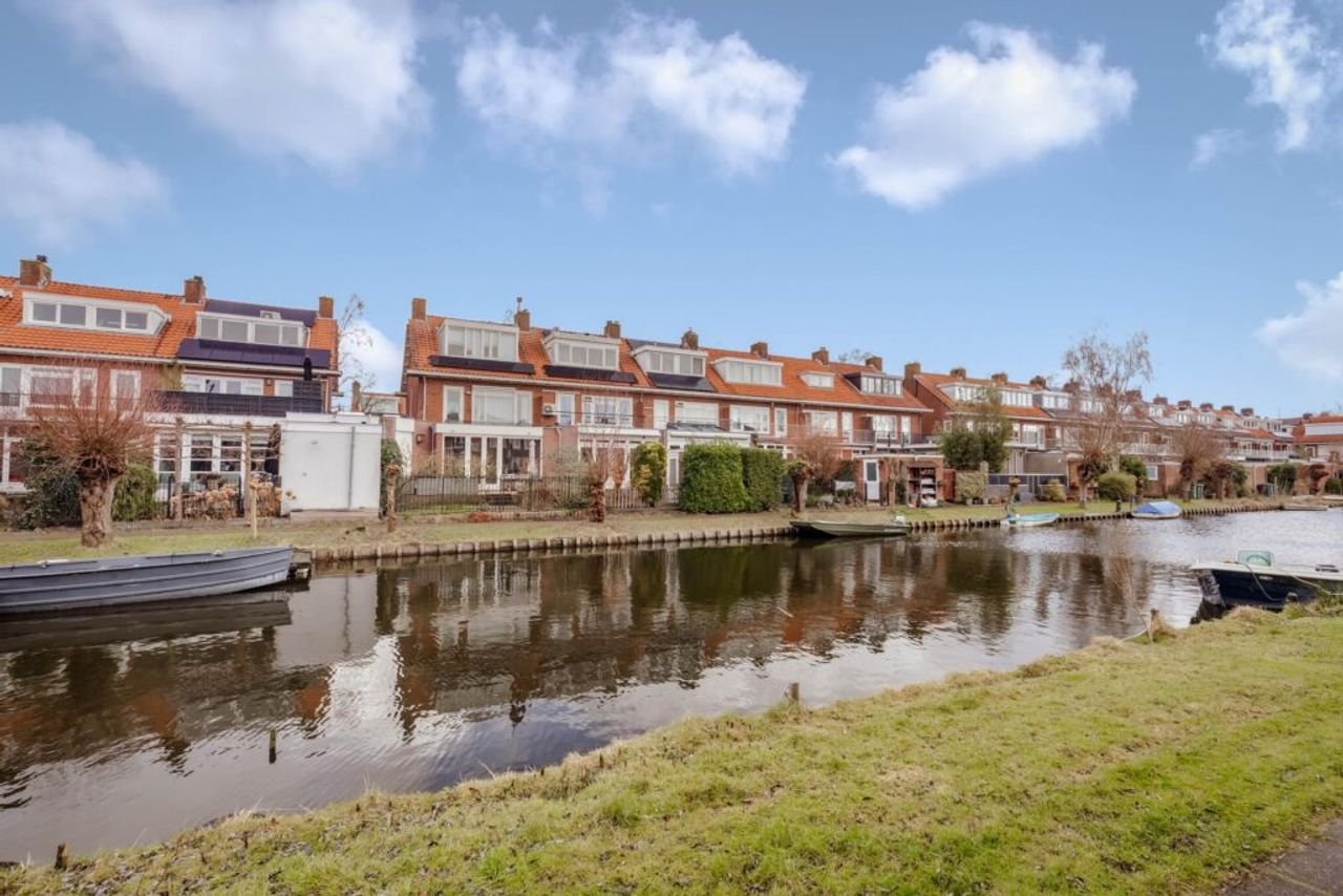 Renovated house with kitchen island - Image 35