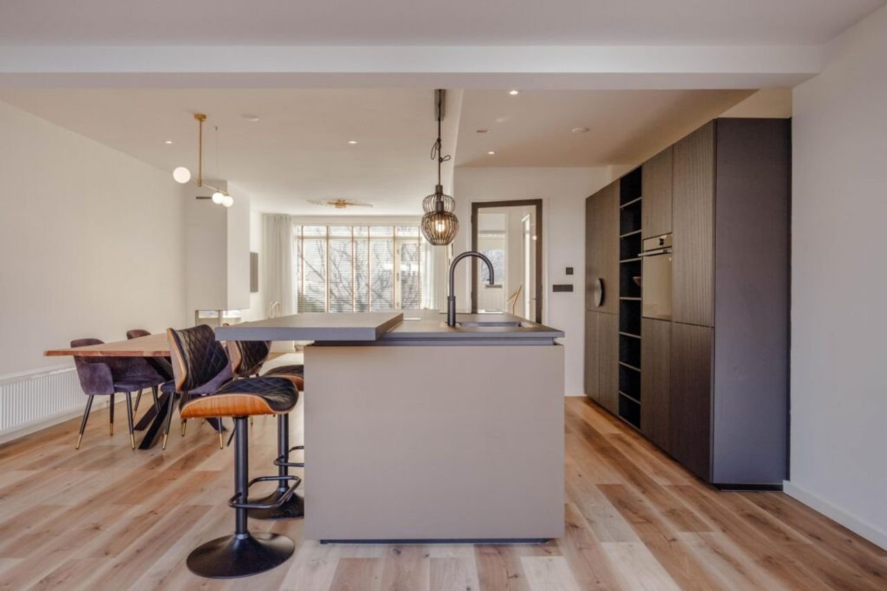Renovated house with kitchen island - Image 12