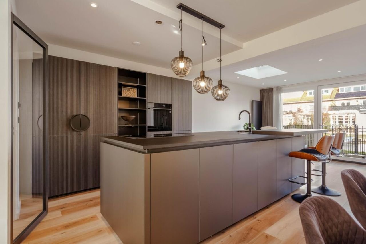 Renovated house with kitchen island - Image 8