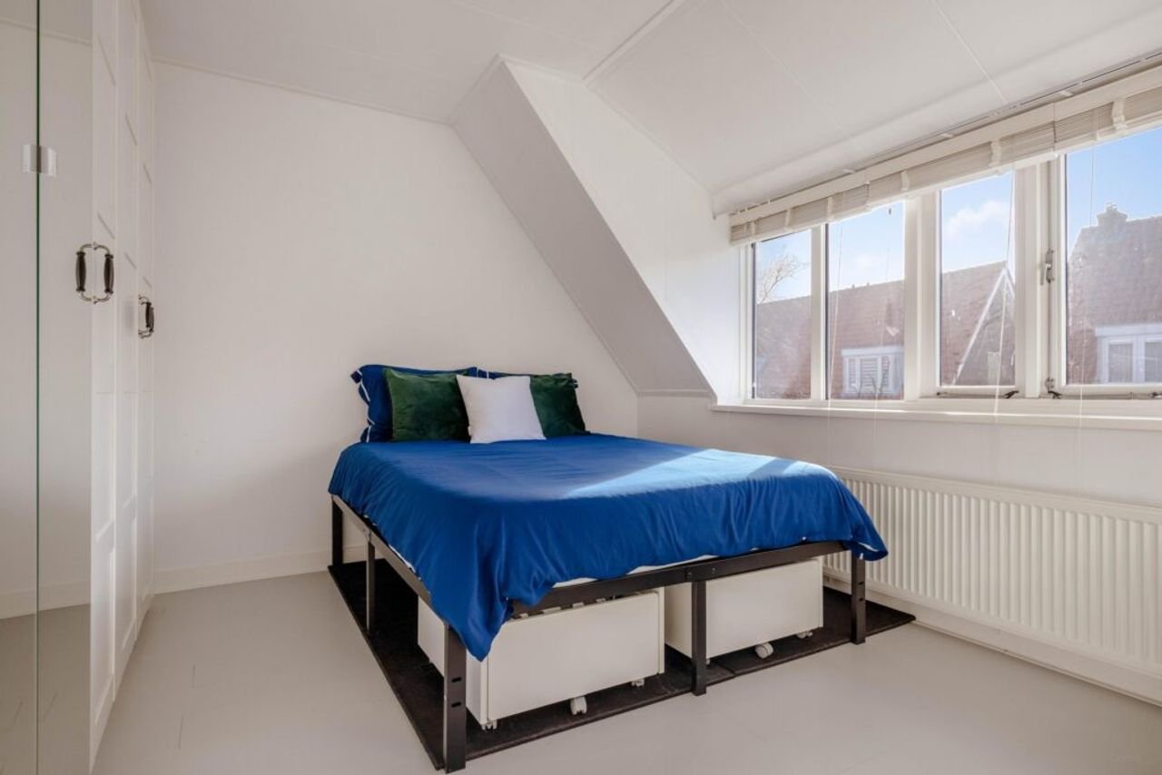 Renovated house with kitchen island - Image 24