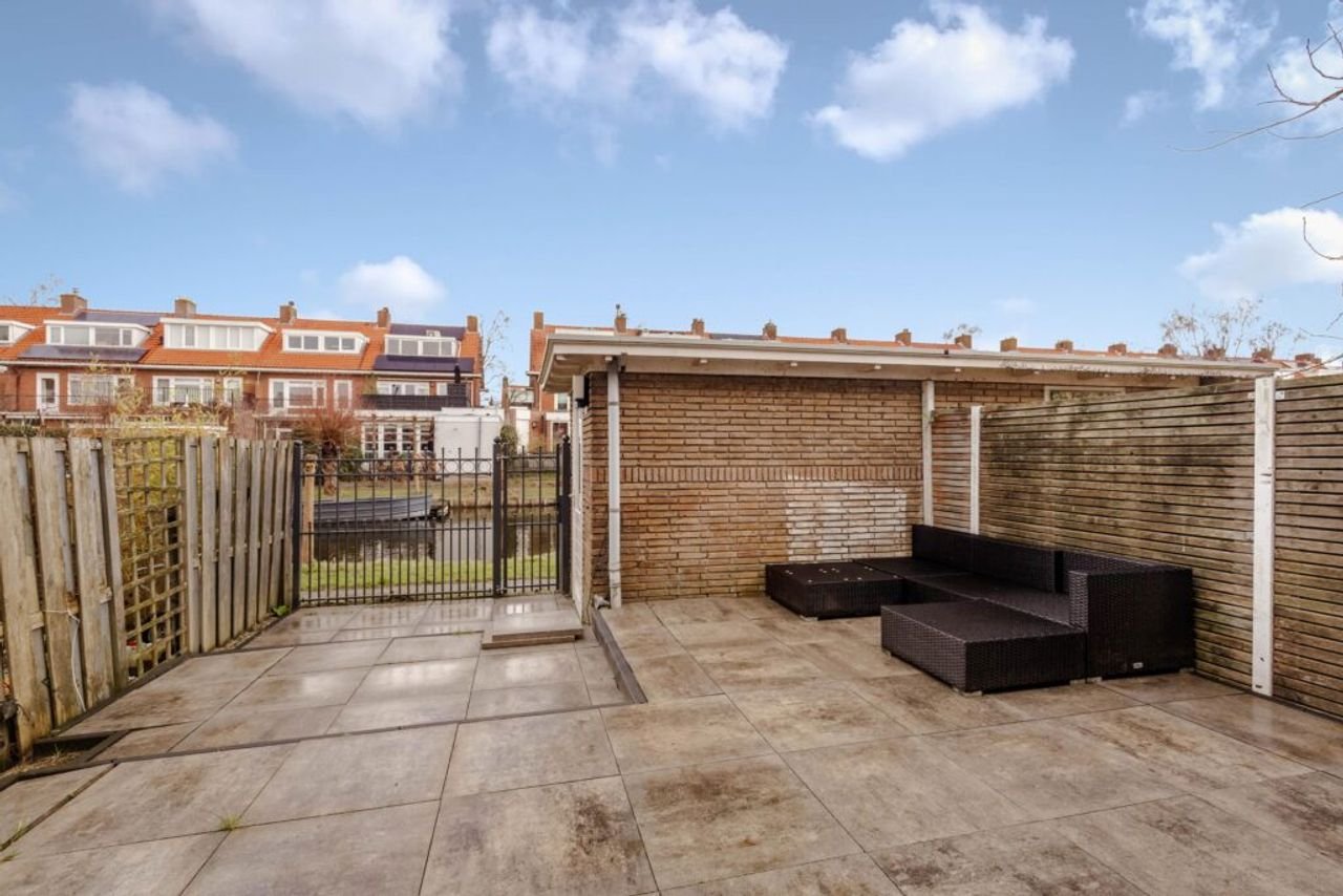 Renovated house with kitchen island - Image 32