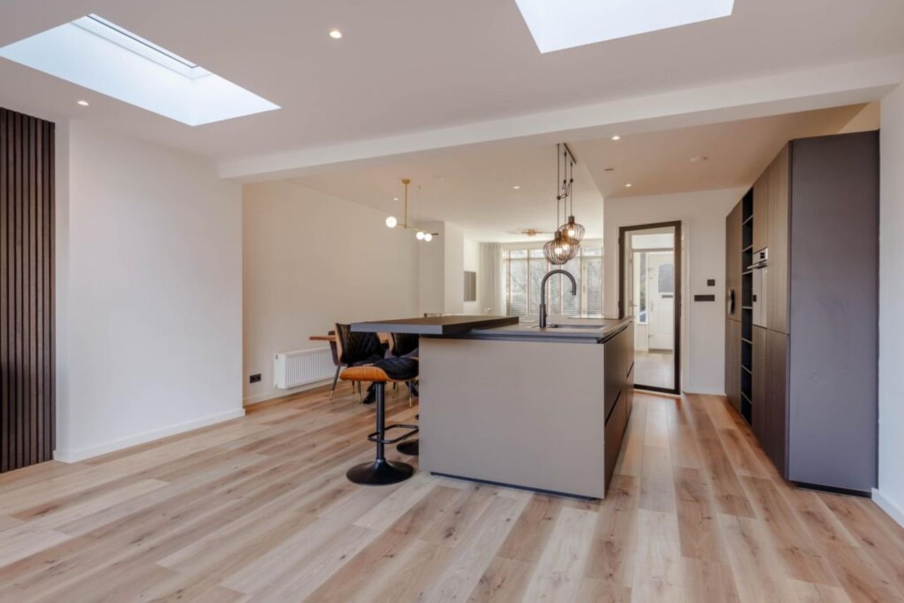 Renovated house with kitchen island - Image 13