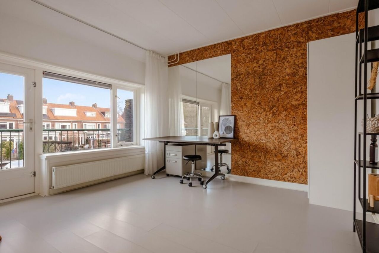 Renovated house with kitchen island - Image 22