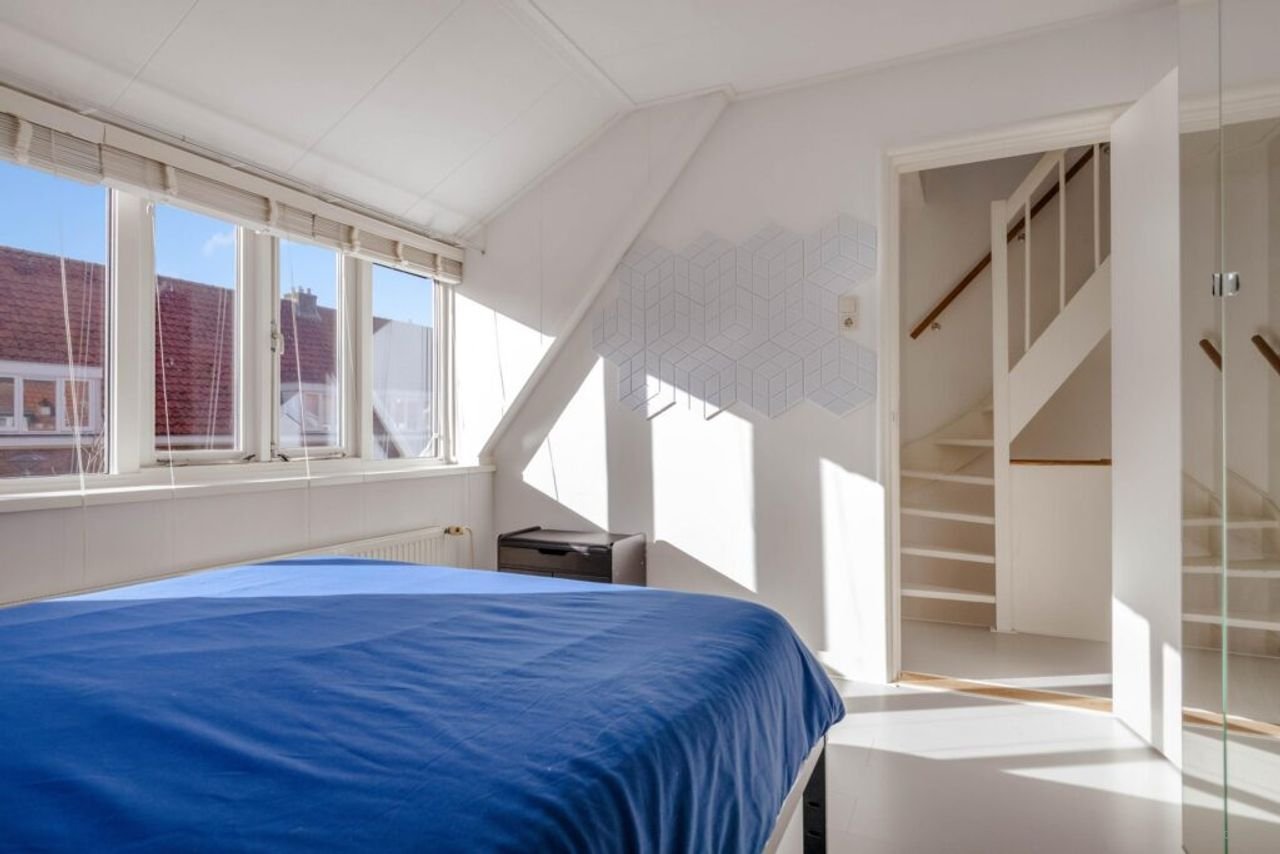 Renovated house with kitchen island - Image 25