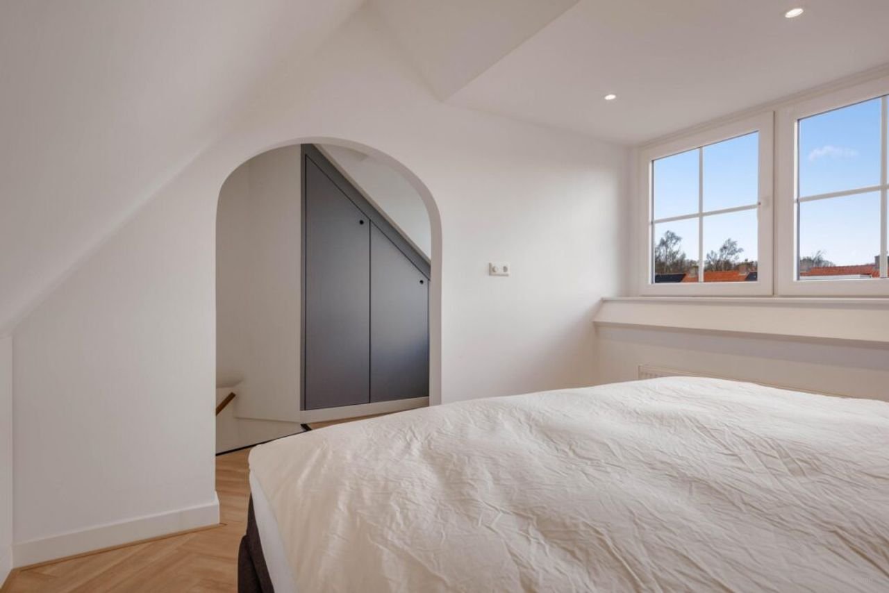 Renovated house with kitchen island - Image 20