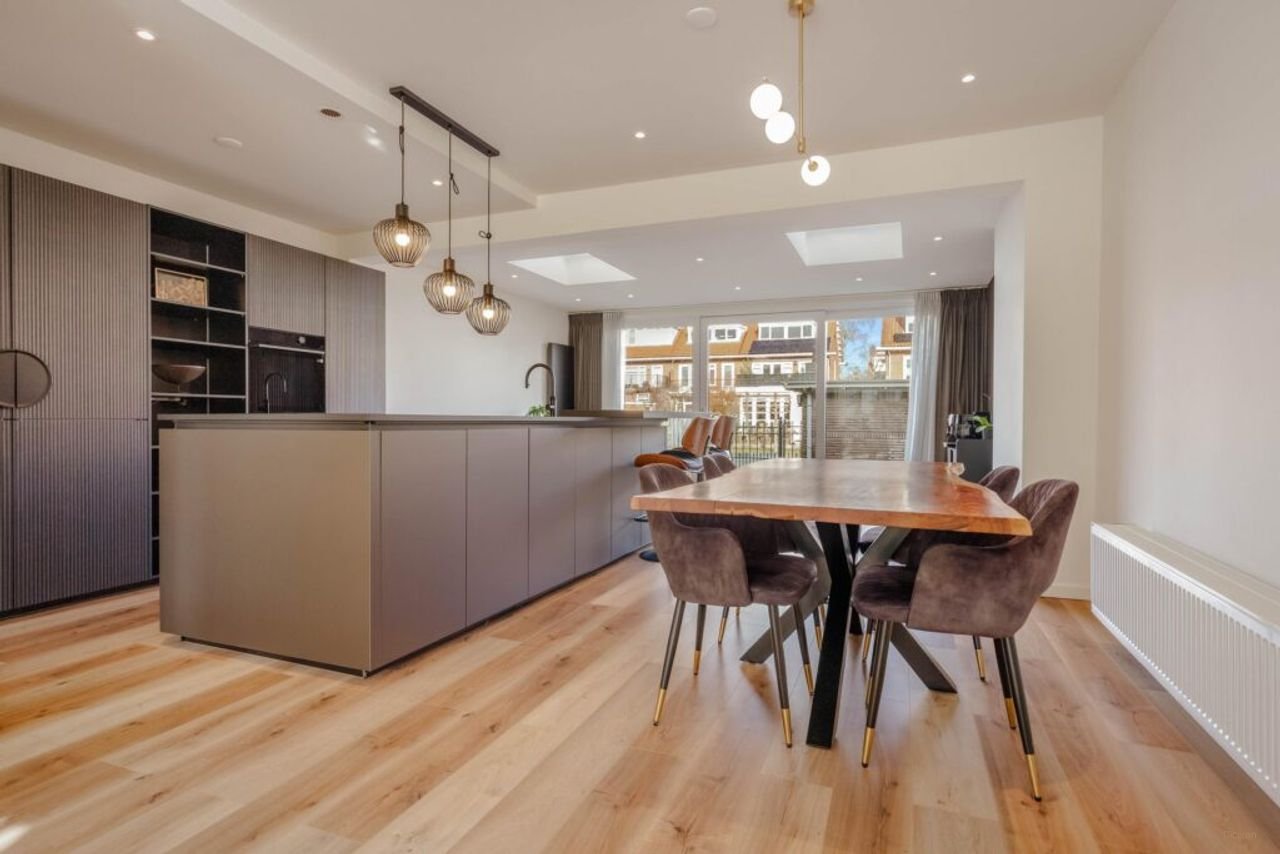 Renovated house with kitchen island - Image 7