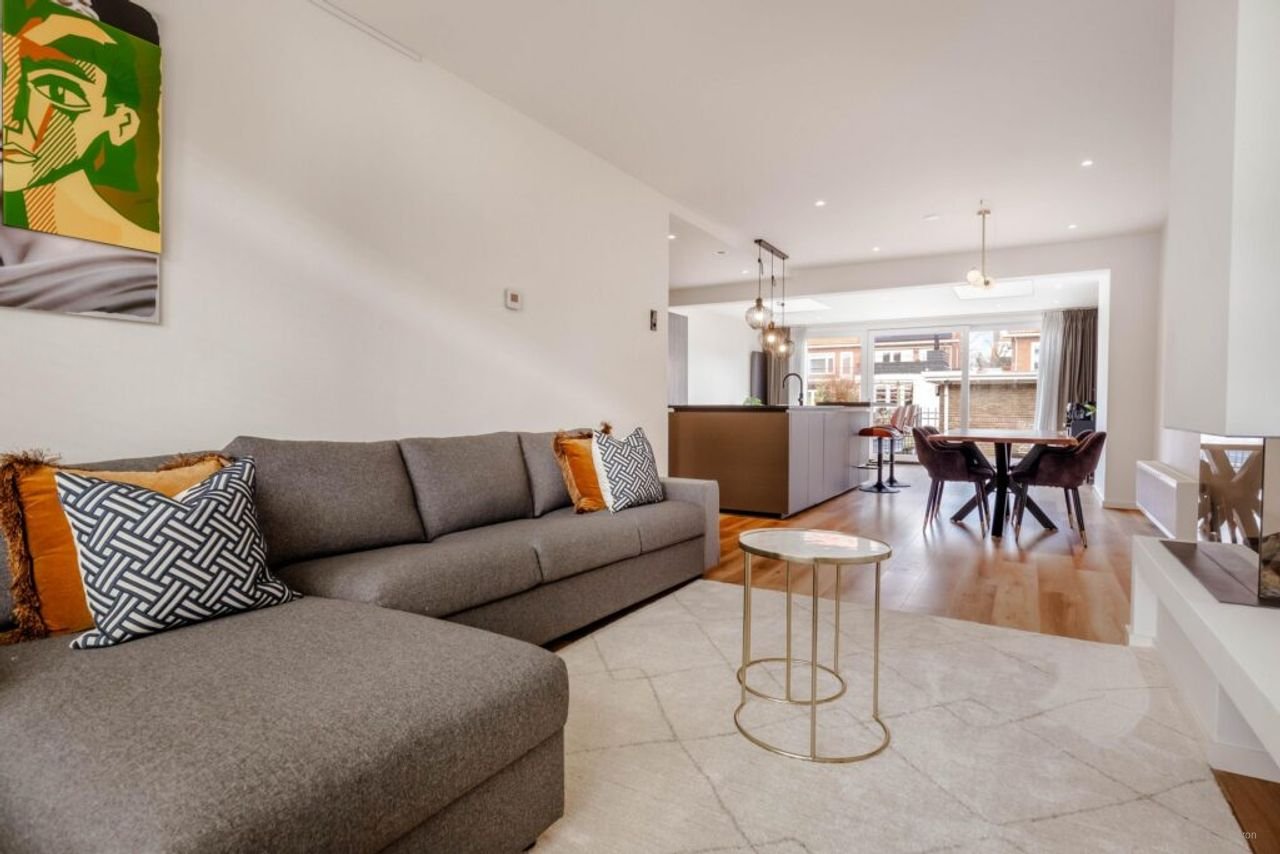 Renovated house with kitchen island - Image 4