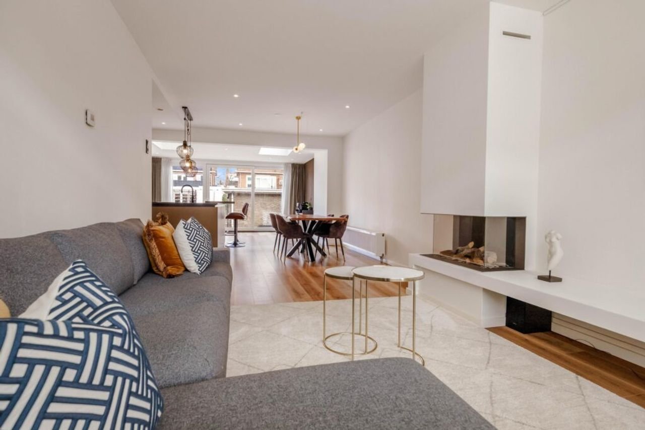 Renovated house with kitchen island - Image 5
