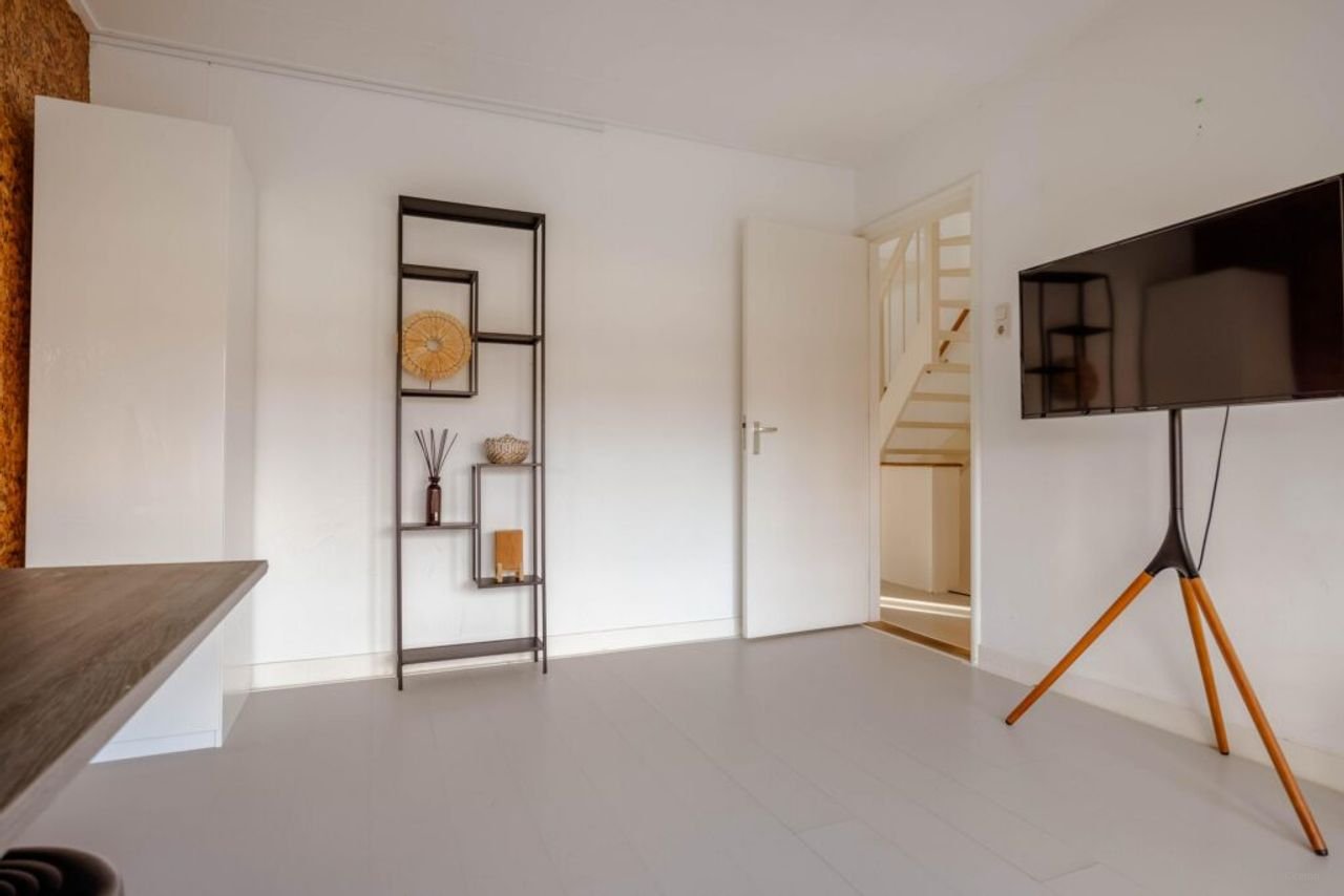 Renovated house with kitchen island - Image 23