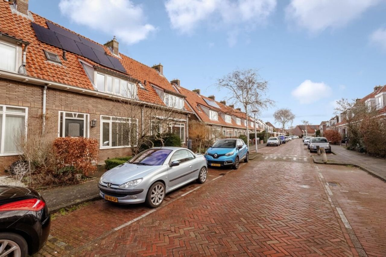 Renovated house with kitchen island - Image 40
